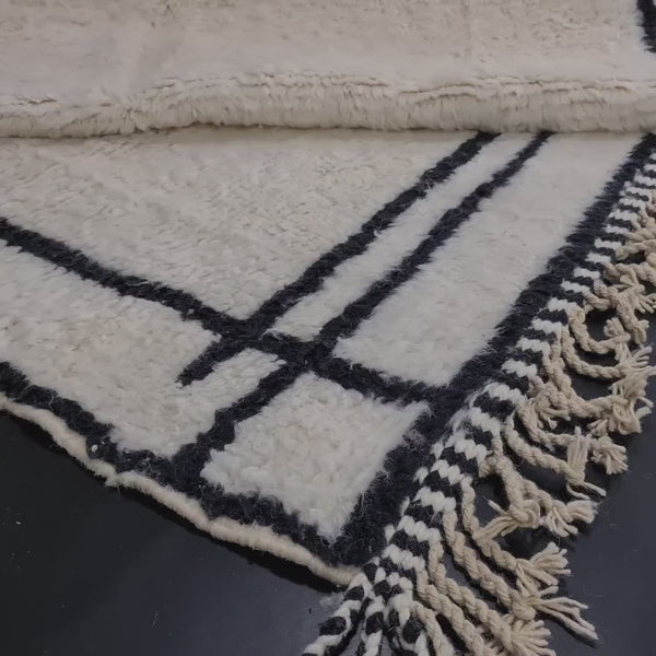 Marokkanischer Wollteppich, benutzerdefinierter marokkanischer Teppich, weißer und schwarzer Wollteppich, handgefertigter Berberteppich, umrandeter Teppich, handgefertigter Wollteppich, Azilal-Teppich.