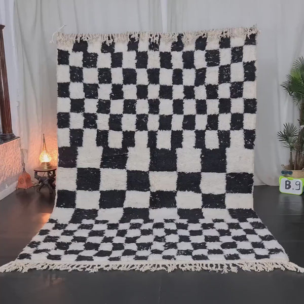 TAPIS MAROCAIN FAIT À LA MAIN, tapis marocain en laine, tapis à carreaux, tapis blanc et noir, tapis berbère fait main, tapis à carreaux Azilal, tapis tribal.