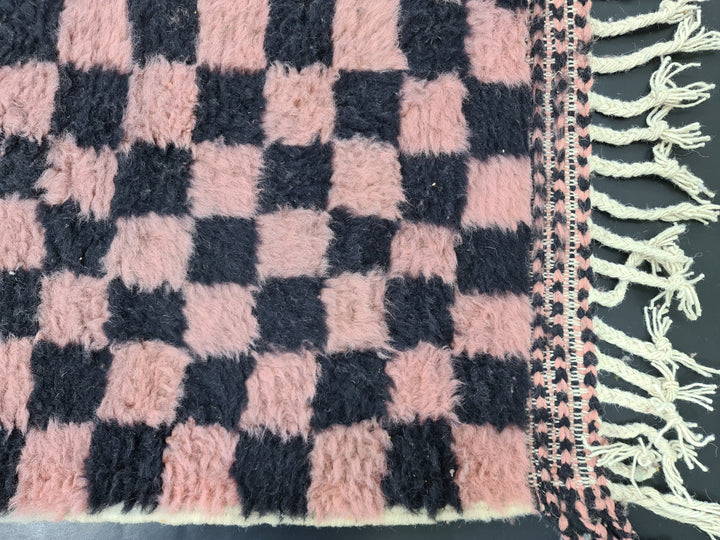 CHECKERED MOROCCAN RUG, Beni Ouarain Carpet, Black And Pink Checker Rug, Moroccan Berber Rug, Handmade Wool Rug, Azilal Rug,Sheep Wool Rug