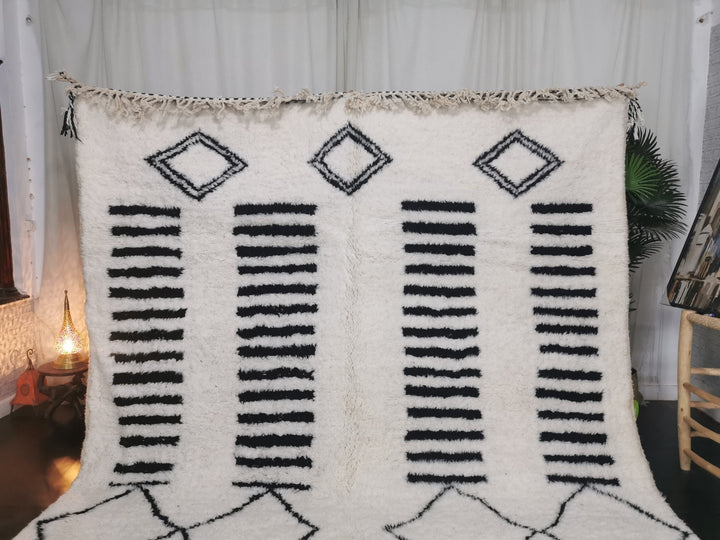 ARTISTIC BENIOURAIN RUG, Moroccan Rug, Handmade Rug, Abstract White Rug, Berber Carpet, Tribal Rug, White  Black Rug, Area Rug, Plain Rug .