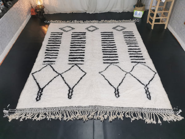 ARTISTIC BENIOURAIN RUG, Moroccan Rug, Handmade Rug, Abstract White Rug, Berber Carpet, Tribal Rug, White  Black Rug, Area Rug, Plain Rug .