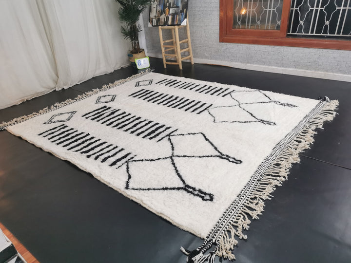 ARTISTIC BENIOURAIN RUG, Moroccan Rug, Handmade Rug, Abstract White Rug, Berber Carpet, Tribal Rug, White  Black Rug, Area Rug, Plain Rug .