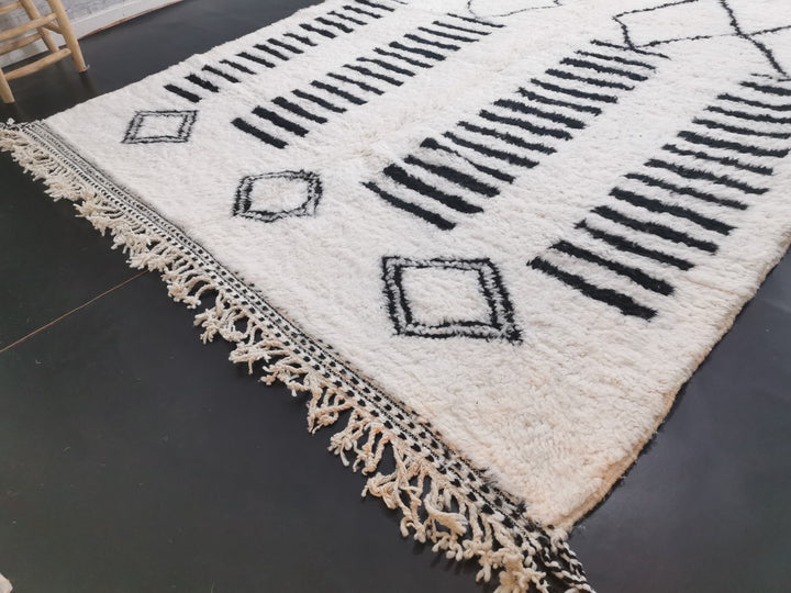 ARTISTIC BENIOURAIN RUG, Moroccan Rug, Handmade Rug, Abstract White Rug, Berber Carpet, Tribal Rug, White  Black Rug, Area Rug, Plain Rug .