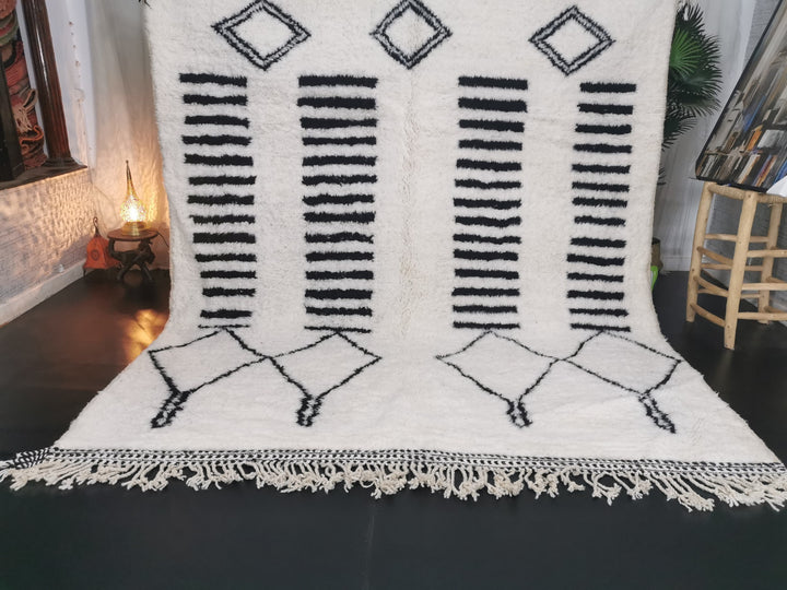 ARTISTIC BENIOURAIN RUG, Moroccan Rug, Handmade Rug, Abstract White Rug, Berber Carpet, Tribal Rug, White  Black Rug, Area Rug, Plain Rug .