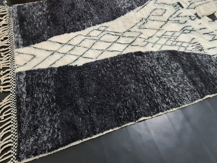 Fabulous Beni Ouarain Rug, Bohemian Rug, Abstract Tribal Art  Handmade Rug Moroccan Carpet, Berber Rug, White and Black Wool, Boho Rug