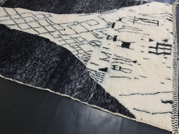 Fabulous Beni Ouarain Rug, Bohemian Rug, Abstract Tribal Art  Handmade Rug Moroccan Carpet, Berber Rug, White and Black Wool, Boho Rug