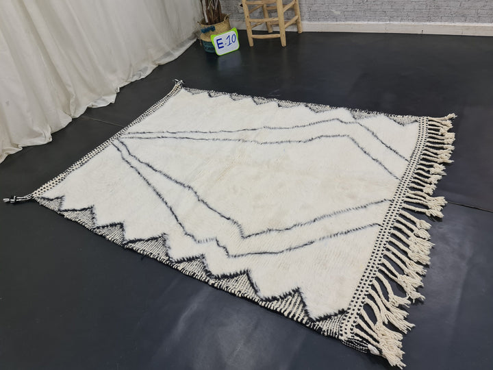 Moroccan Beni Ouarain Rug, Abstract Rug, Handmade Area Rug, Handmade Rug, Sheep Wool Rug, White and Black Rug, Dining Room Decor, Tribal Rug