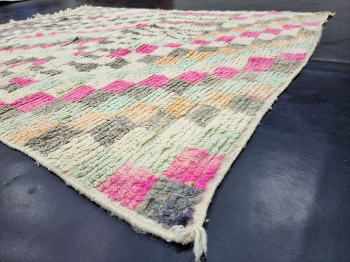 Authentic Boujaad rug, Moroccan Handmade Rug, Checkered Rug, Berber Tribal carpet, Pink And White Rug, Sheep Wool Rug, Bohemian Boujaad Rug.