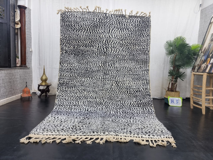 MOROCCAN DOTTED CARPET, Beni Ouarain Rug, Azilal rug, Moroccan Handmade Rug, Berber Carpet, Dotted Black And White Rug, Handwoven Wool Rug .