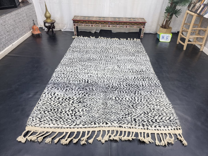 MOROCCAN DOTTED CARPET, Beni Ouarain Rug, Azilal rug, Moroccan Handmade Rug, Berber Carpet, Dotted Black And White Rug, Handwoven Wool Rug .