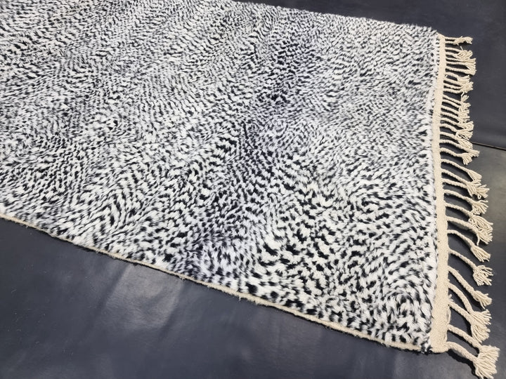 MOROCCAN DOTTED CARPET, Beni Ouarain Rug, Azilal rug, Moroccan Handmade Rug, Berber Carpet, Dotted Black And White Rug, Handwoven Wool Rug .