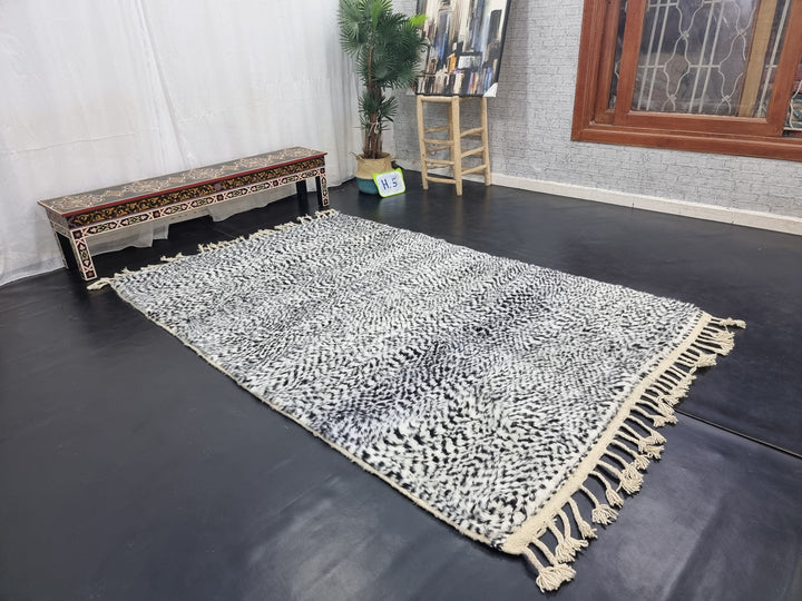 MOROCCAN DOTTED CARPET, Beni Ouarain Rug, Azilal rug, Moroccan Handmade Rug, Berber Carpet, Dotted Black And White Rug, Handwoven Wool Rug .