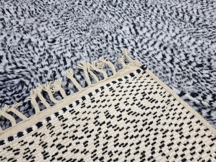 MOROCCAN DOTTED CARPET, Beni Ouarain Rug, Azilal rug, Moroccan Handmade Rug, Berber Carpet, Dotted Black And White Rug, Handwoven Wool Rug .