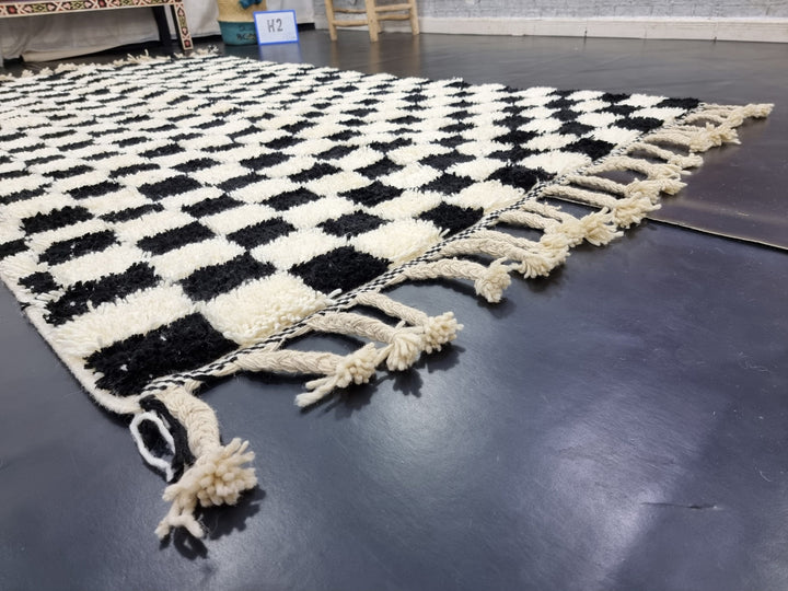 STUNNING BENIOURAIN RUG, Moroccan Rug , Berber Style Rug, White and Black rug, Handmade Moroccan Rug, Checkered Rug, Winter Rug, Area Rug