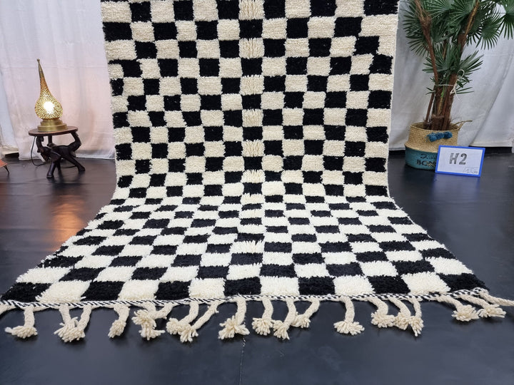 STUNNING BENIOURAIN RUG, Moroccan Rug , Berber Style Rug, White and Black rug, Handmade Moroccan Rug, Checkered Rug, Winter Rug, Area Rug