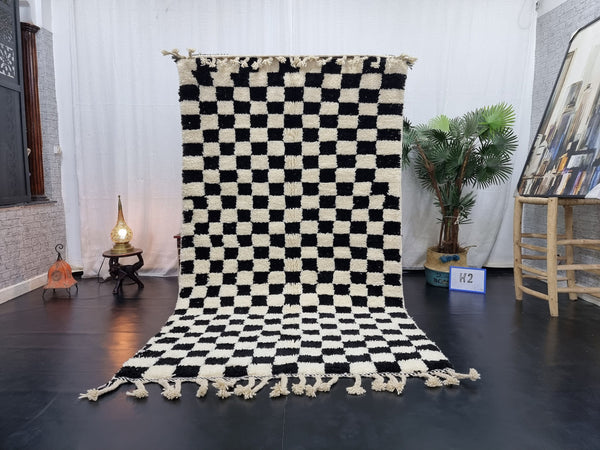 STUNNING BENIOURAIN RUG, Moroccan Rug , Berber Style Rug, White and Black rug, Handmade Moroccan Rug, Checkered Rug, Winter Rug, Area Rug