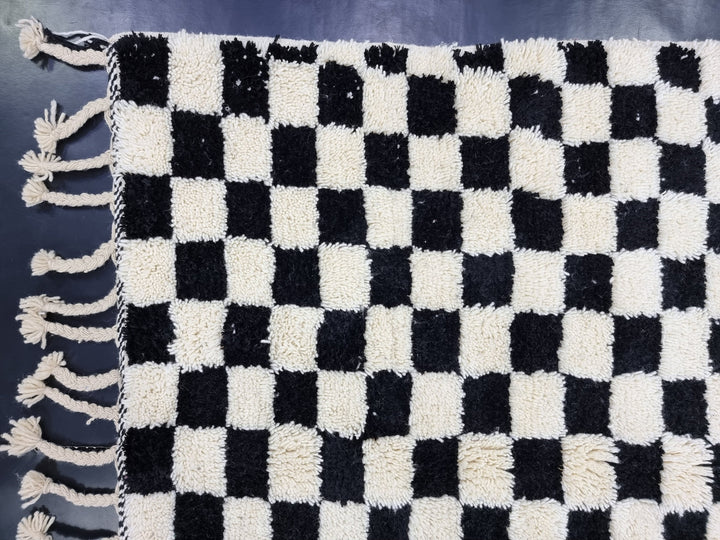 STUNNING BENIOURAIN RUG, Moroccan Rug , Berber Style Rug, White and Black rug, Handmade Moroccan Rug, Checkered Rug, Winter Rug, Area Rug