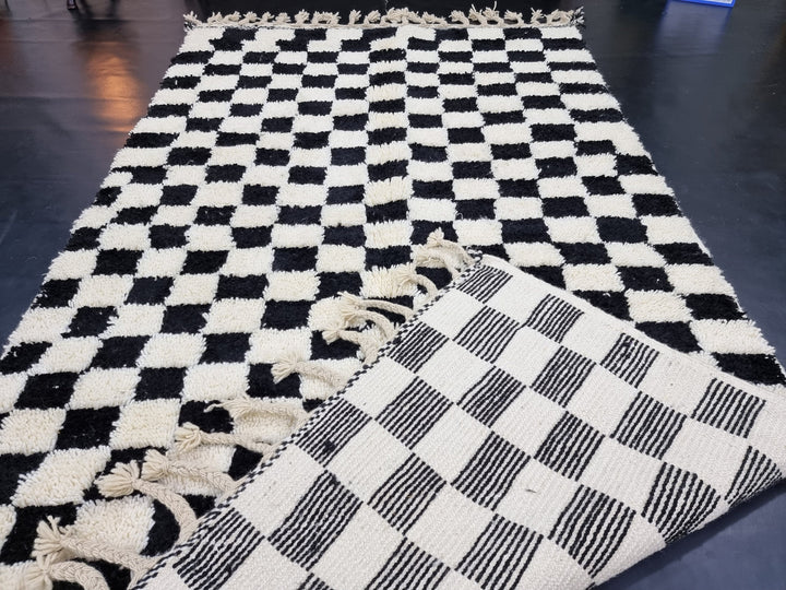 STUNNING BENIOURAIN RUG, Moroccan Rug, Berber Style Rug, White and Black Rug, Handmade Moroccan Rug, Checkerboard Rug, Winter Rug, Area Rug