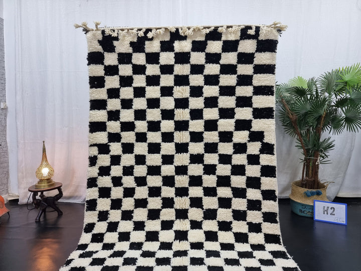 STUNNING BENIOURAIN RUG, Moroccan Rug , Berber Style Rug, White and Black rug, Handmade Moroccan Rug, Checkered Rug, Winter Rug, Area Rug