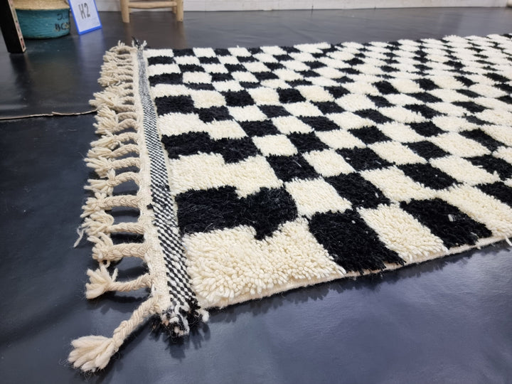 STUNNING BENIOURAIN RUG, Moroccan Rug , Berber Style Rug, White and Black rug, Handmade Moroccan Rug, Checkered Rug, Winter Rug, Area Rug