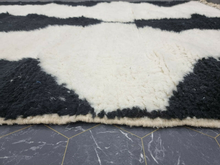 UNIQUE BENIOURAIN CARPET, Moroccan Handmade Rug, White And Black Rug, Abstract Rug, Handmade Wool Carpet, Azilal Berber Rug, Handwoven Rug