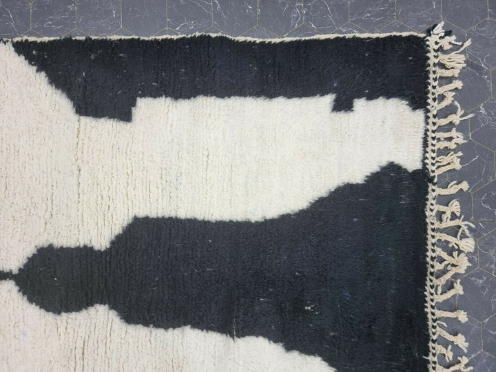 UNIQUE BENIOURAIN CARPET, Moroccan Handmade Rug, White And Black Rug, Abstract Rug, Handmade Wool Carpet, Azilal Berber Rug, Handwoven Rug